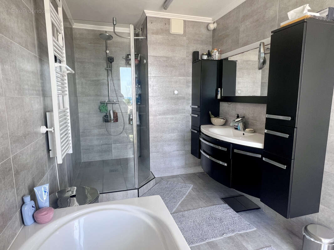 Appartement à SAINT-LAURENT-DU-VAR