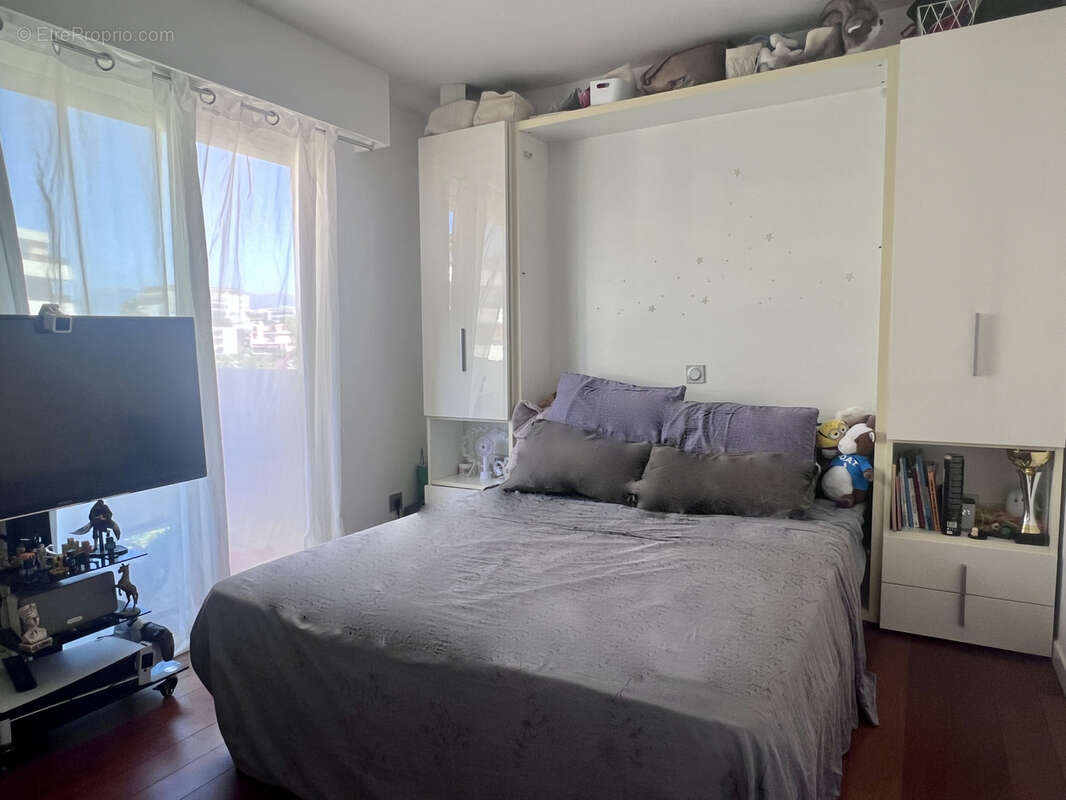 Appartement à SAINT-LAURENT-DU-VAR