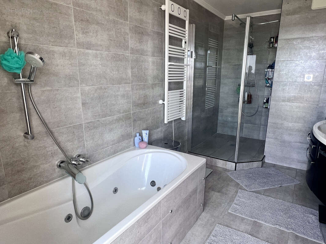 Appartement à SAINT-LAURENT-DU-VAR