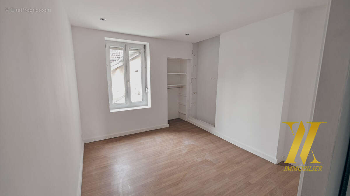 Chambre R+1 - Appartement à EPERNAY