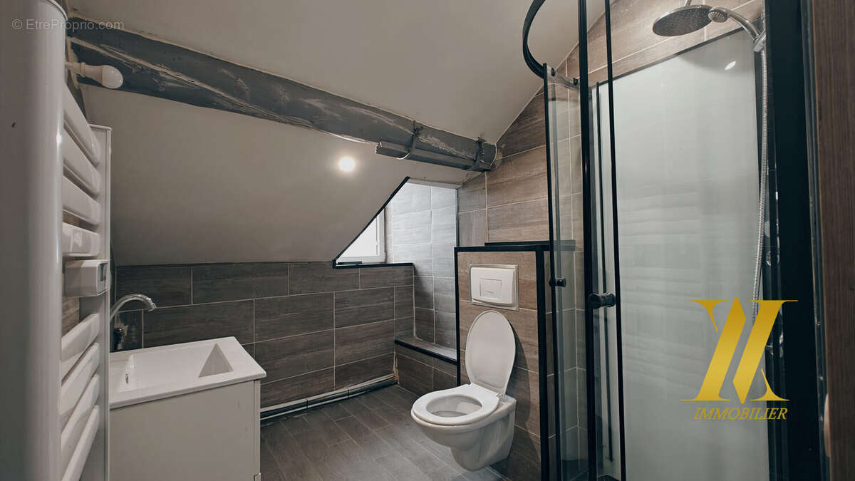 Salle d'eau studio r+2 - Appartement à EPERNAY