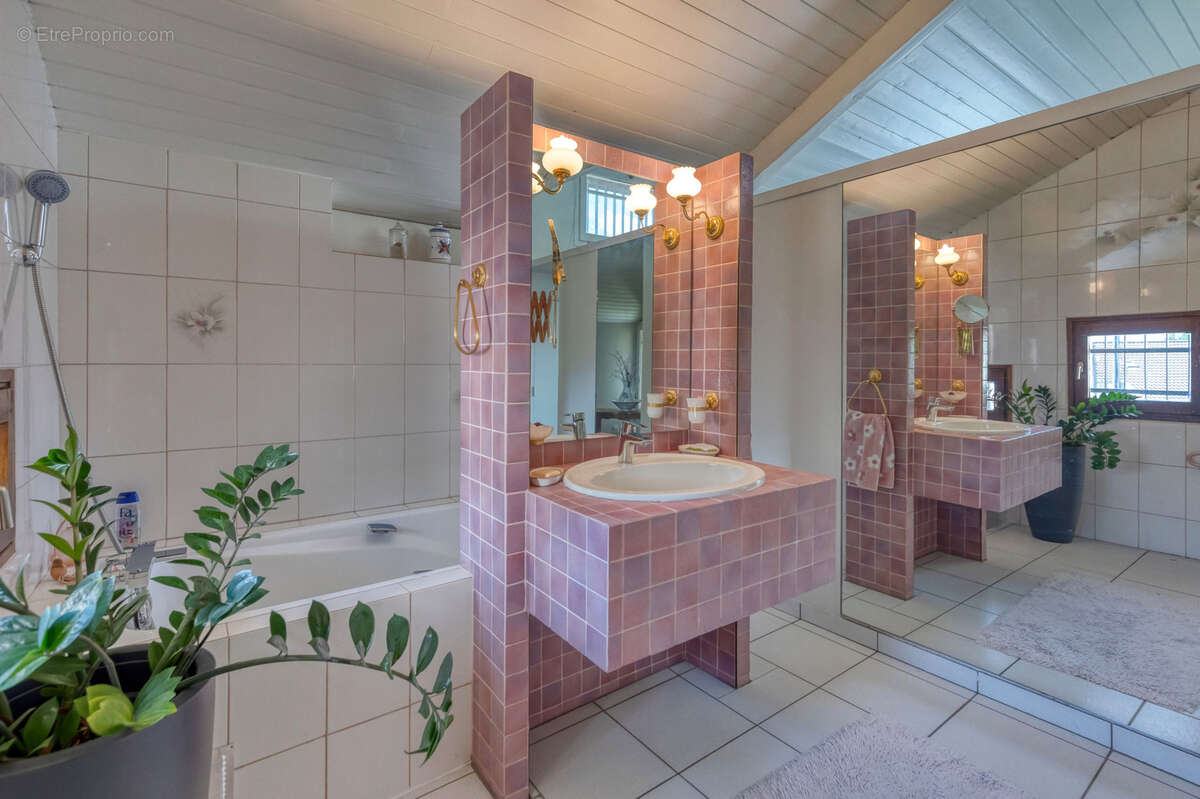 Maison à SAINT-NAZAIRE-LES-EYMES