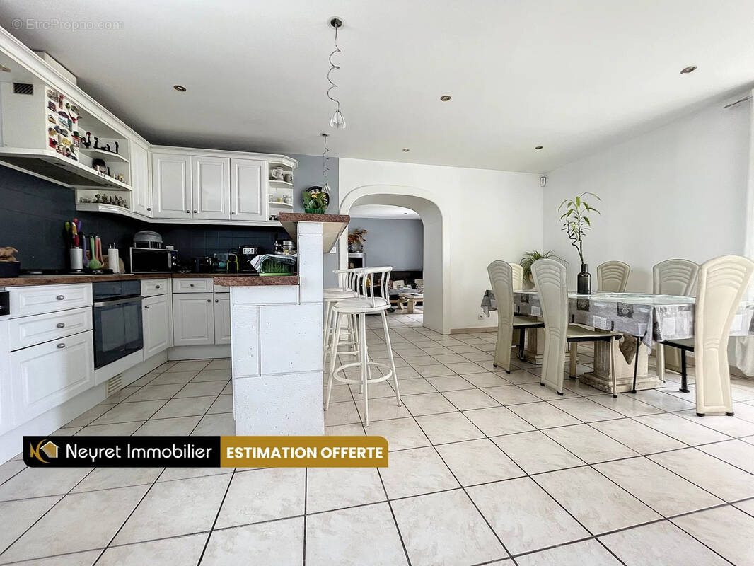 Maison à SAINT-GENIS-LAVAL