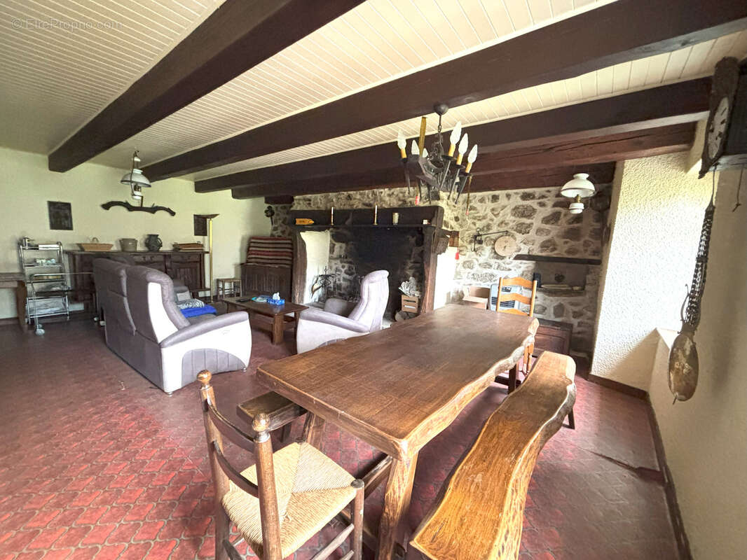 Maison à EGLISENEUVE-D&#039;ENTRAIGUES