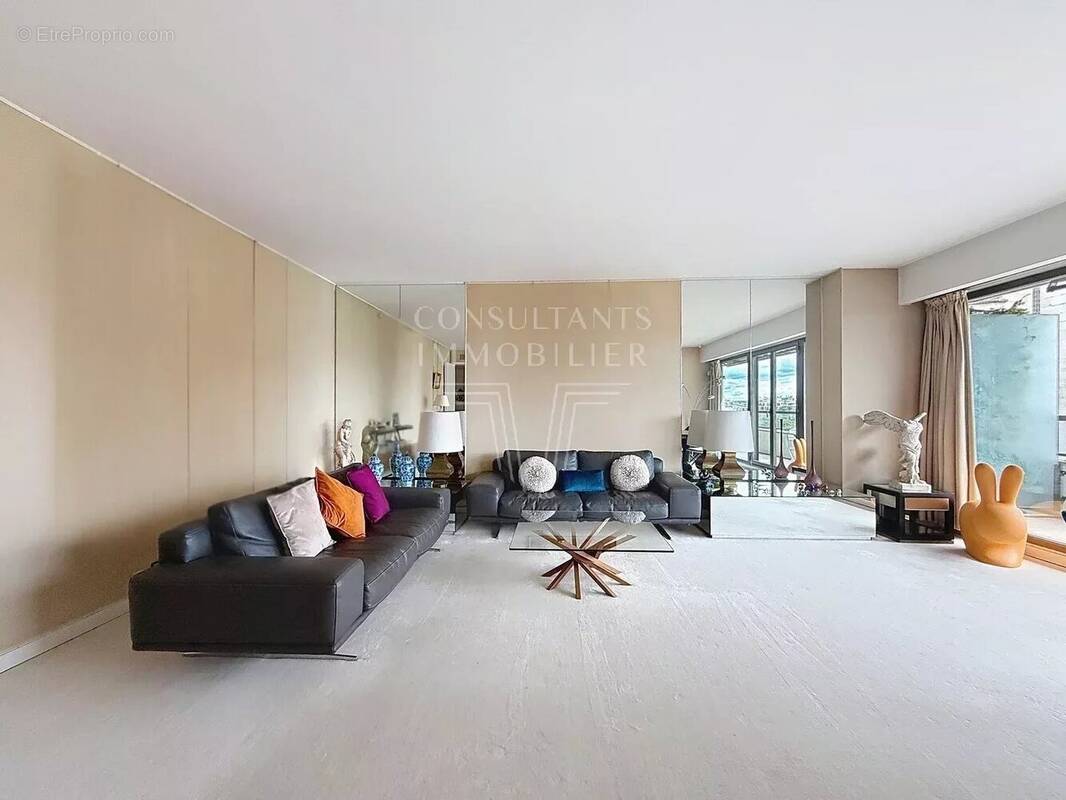 Appartement à PARIS-16E