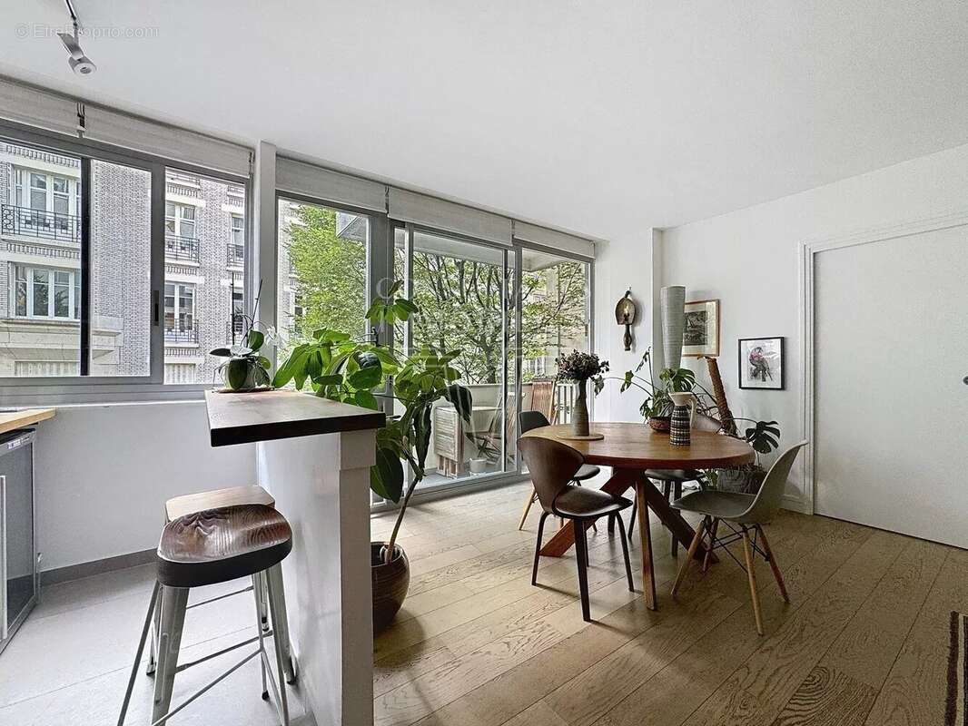 Appartement à PARIS-16E