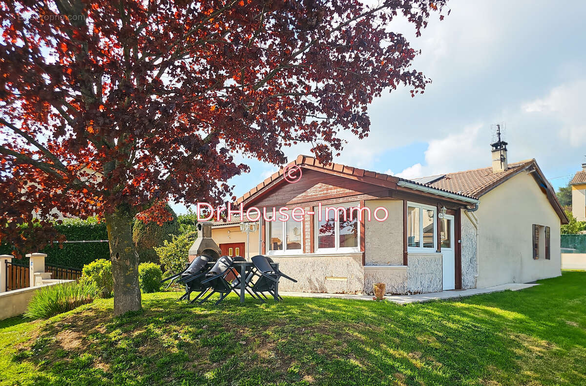 Maison à CHAZELLES-SUR-LYON