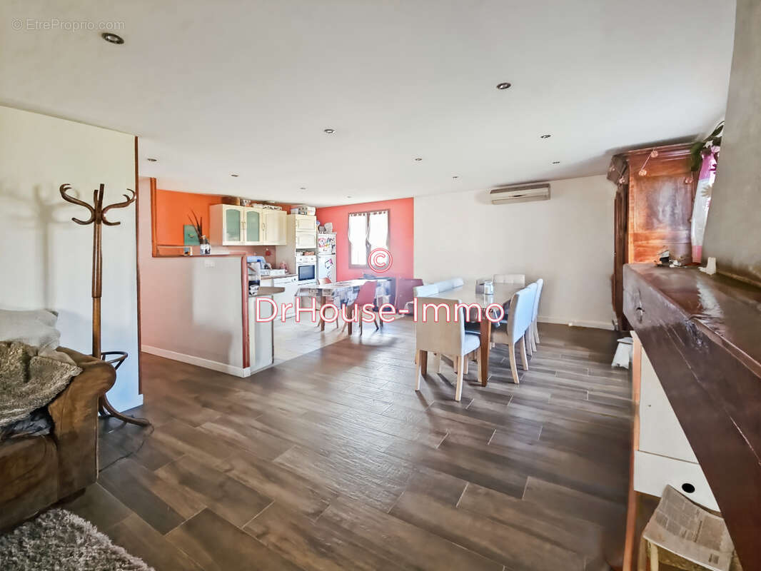 Maison à CHAZELLES-SUR-LYON