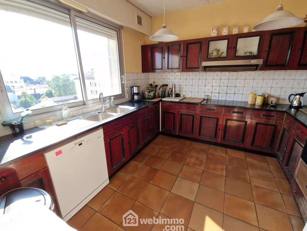 Cuisine de 11 m² (et arrière cuisine de 15 m²) - Appartement à LA ROCHE-SUR-YON