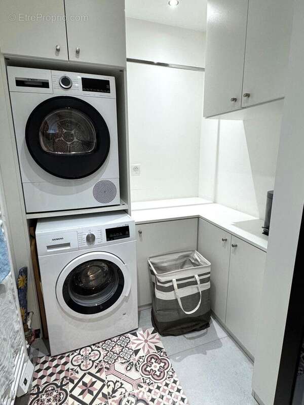 Ce niveau est complété par une buanderie et un garage double avec porte automatique. - Maison à BONDOUFLE