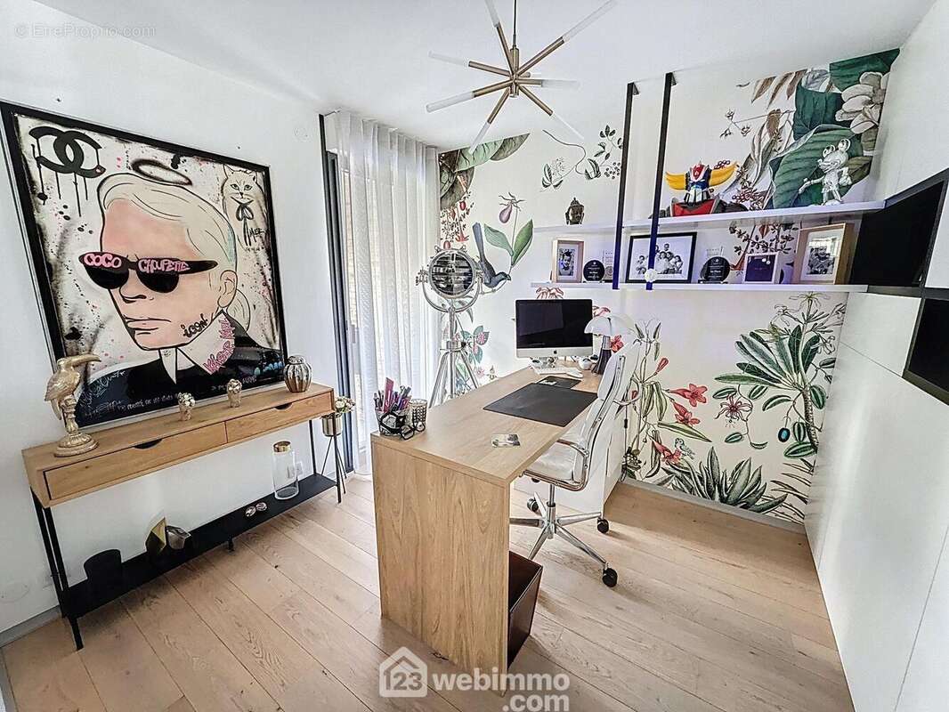 Découvrons ce pavillon d&#039;exception, en rentrant à gauche un bureau avec placard sur mesure - Maison à BONDOUFLE