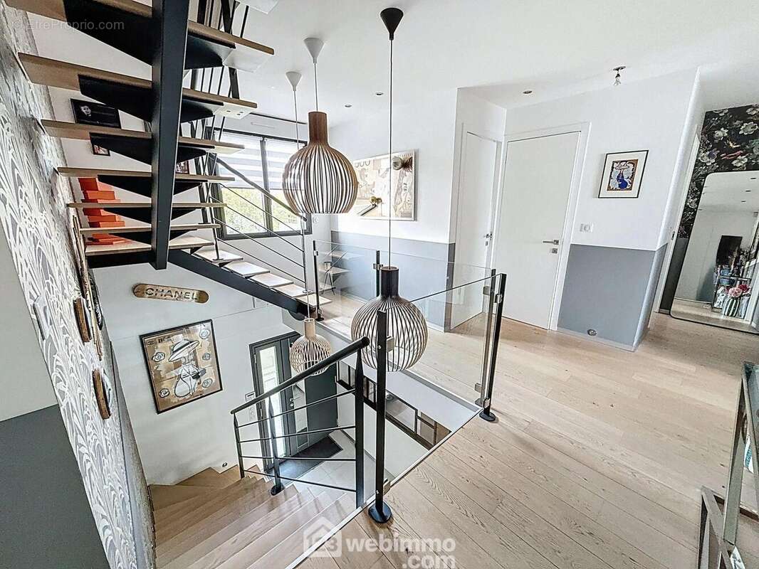 Passons à l&#039;étage, avec ce palier spacieux desservant... - Maison à BONDOUFLE