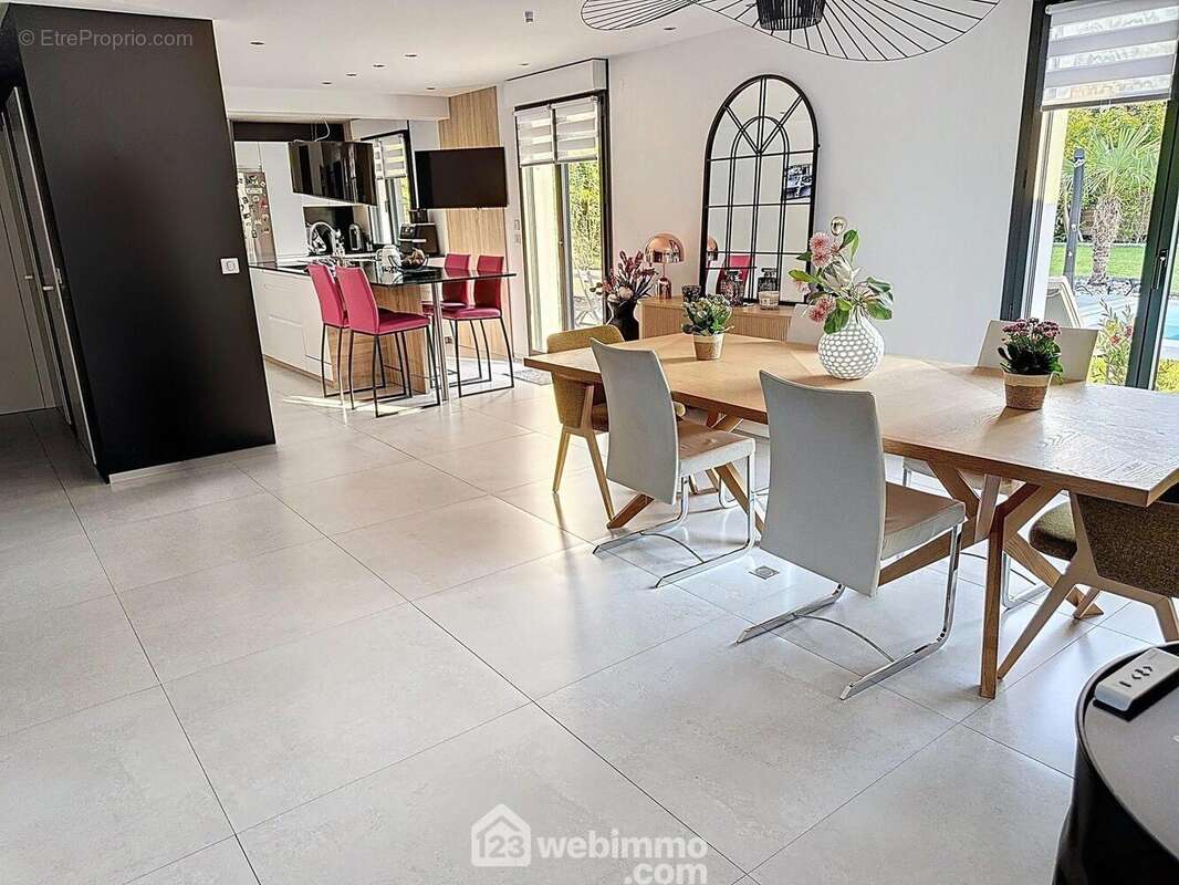 Passons à la salle à manger ouverte sur la cuisine américaine... - Maison à BONDOUFLE