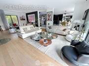 voici le salon...un espace spacieux et lumineux... - Maison à BONDOUFLE