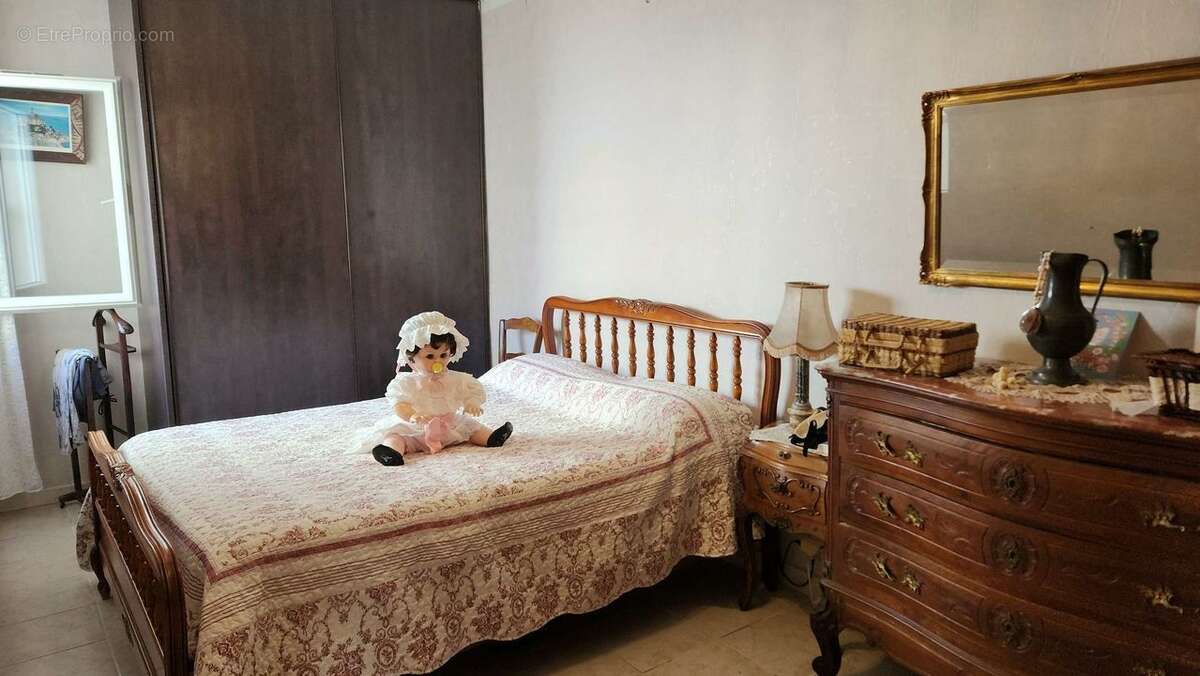 LACIOTAT  - MAISON DE 2 APPARTEMENTS DE 60m² environ - calme - - Maison à LA CIOTAT