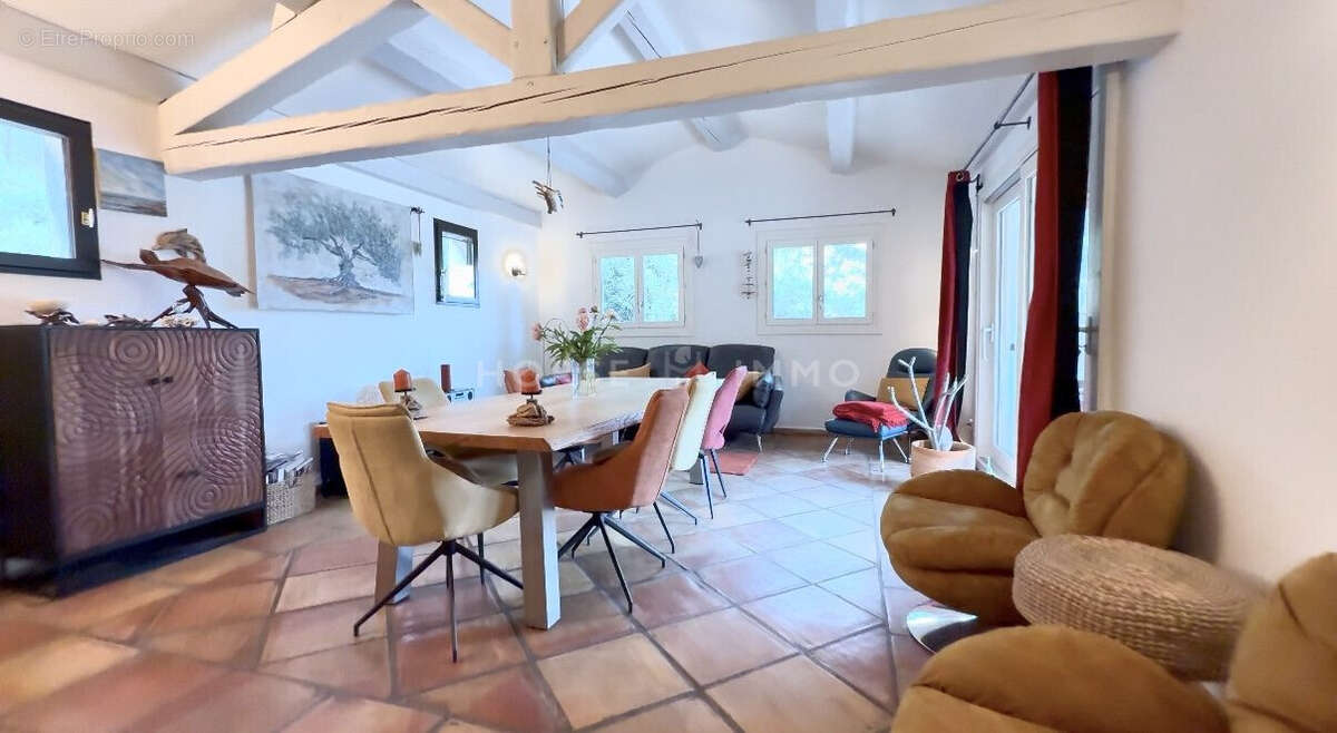 Maison à FONTVIEILLE