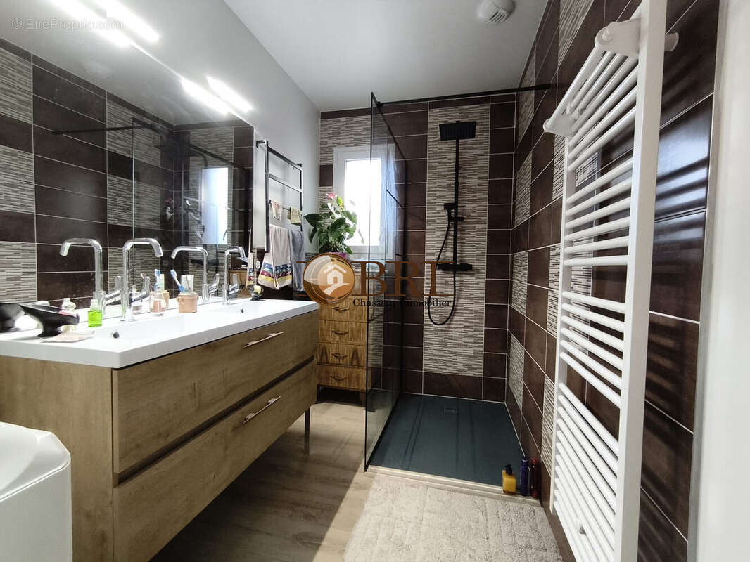 salle de douche - Maison à LES ABRETS