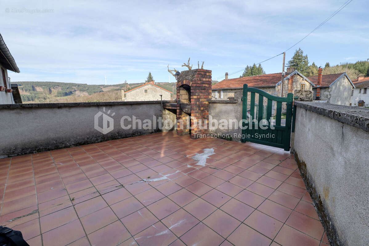 Maison à CHATEL-MONTAGNE