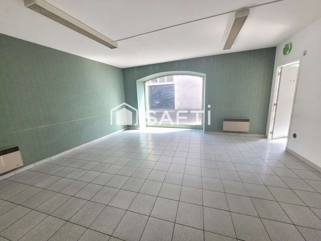 Photo 3 - Commerce à DESCARTES