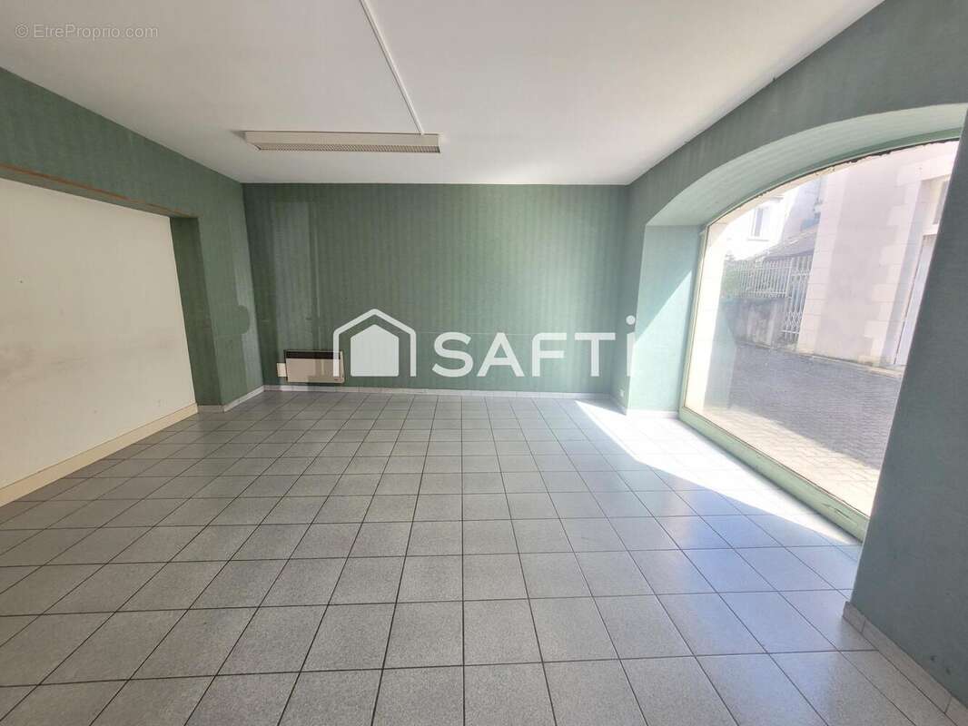 Photo 8 - Commerce à DESCARTES