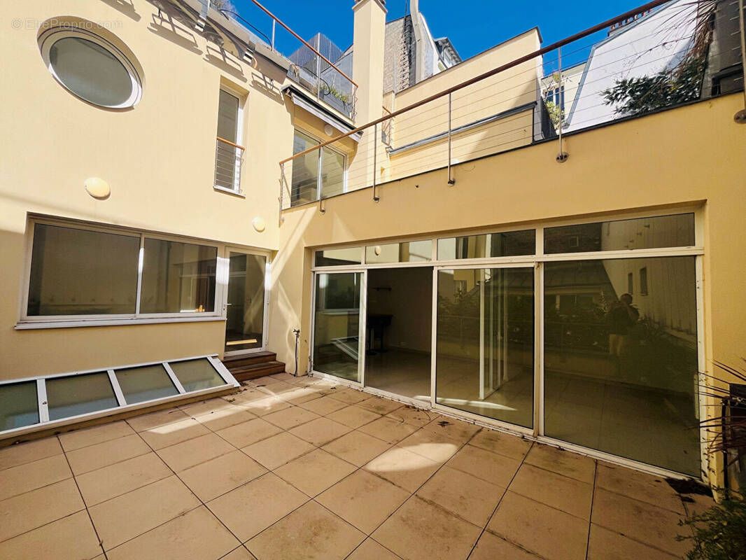 Appartement à PARIS-16E