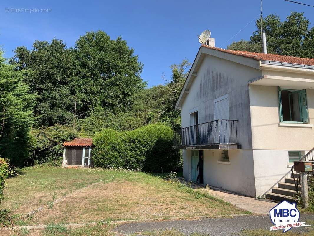 Maison à MONTREVAULT