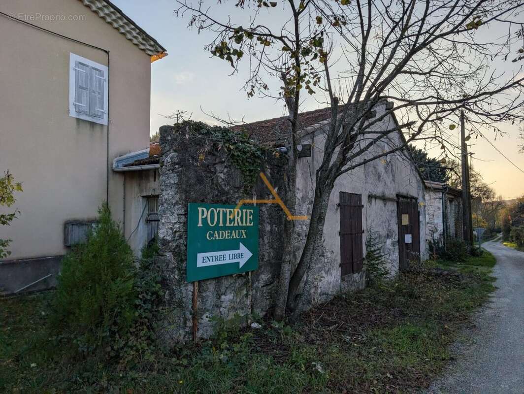 Commerce à LE POET-LAVAL