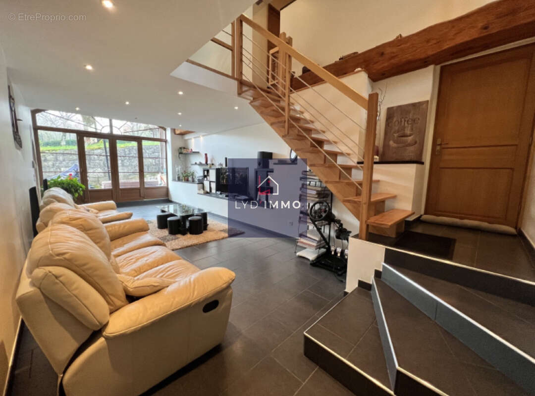 Maison à INJOUX-GENISSIAT