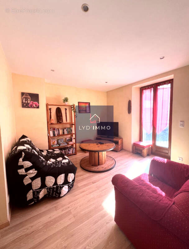 Maison à CHEZERY-FORENS