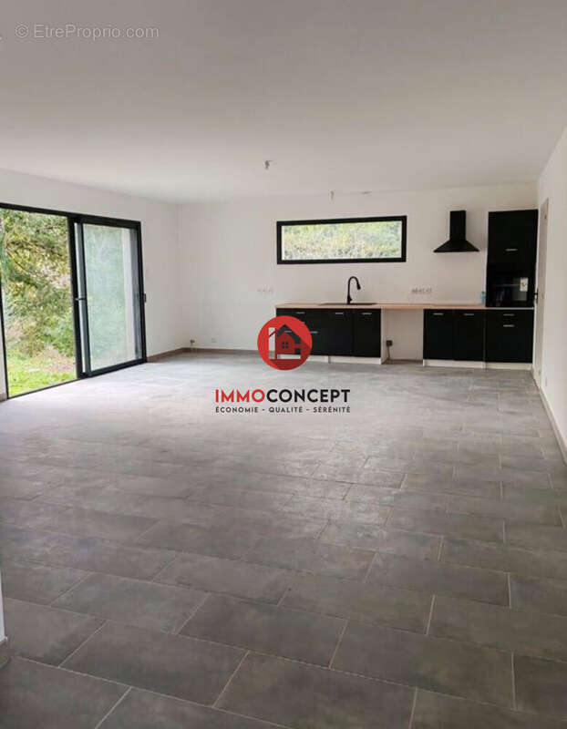 Maison à SAINT-JULIEN-DE-PEYROLAS