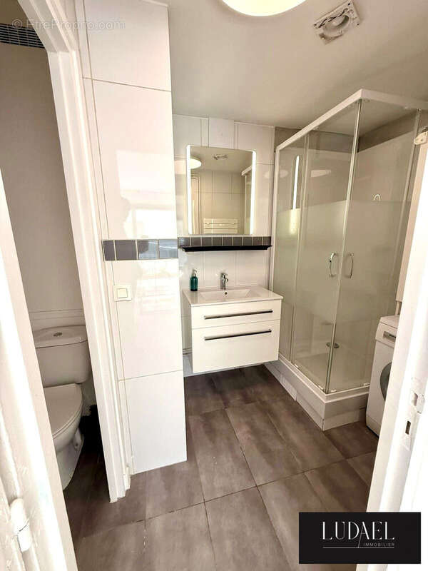 salle d&#039;eau avec wc - Appartement à PARIS-16E