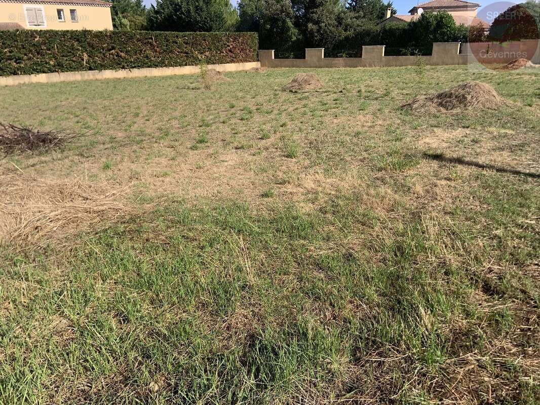 Terrain à LEZAN