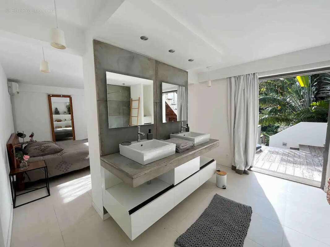 Maison à LES TROIS-ILETS