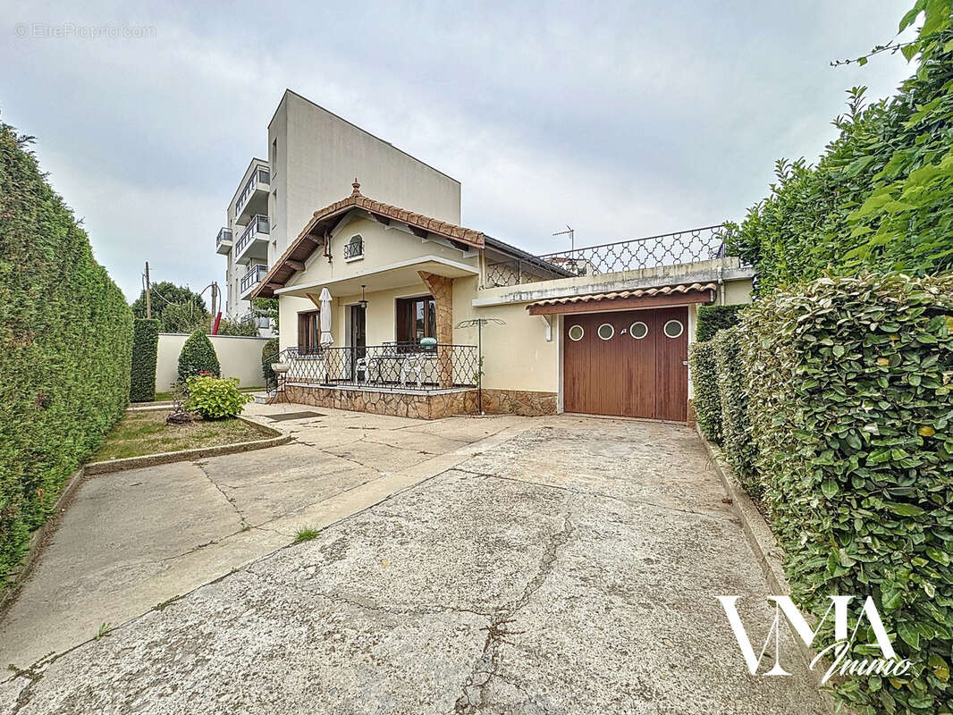 Maison à DECINES-CHARPIEU