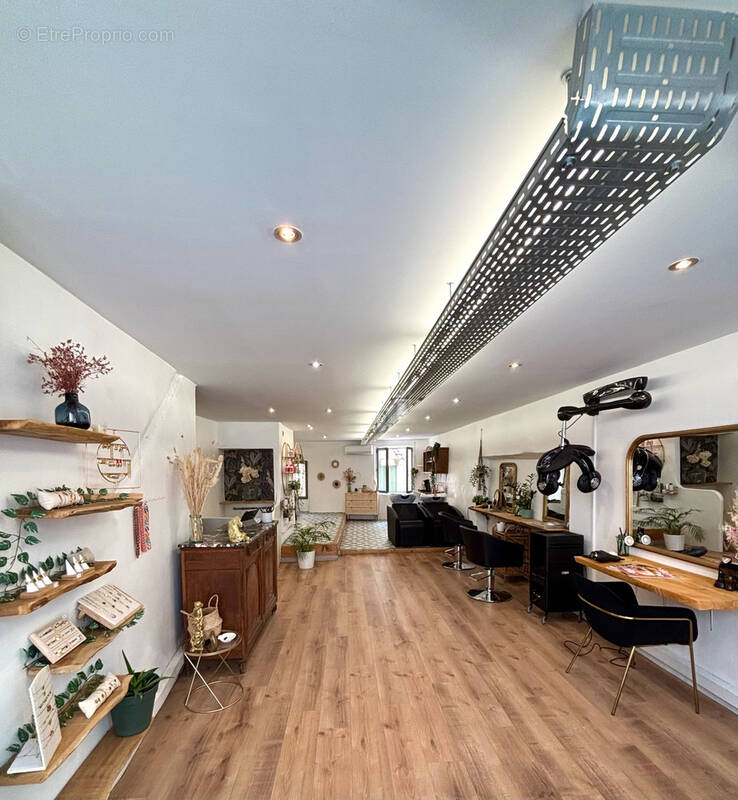 Commerce à MIRABEL-AUX-BARONNIES