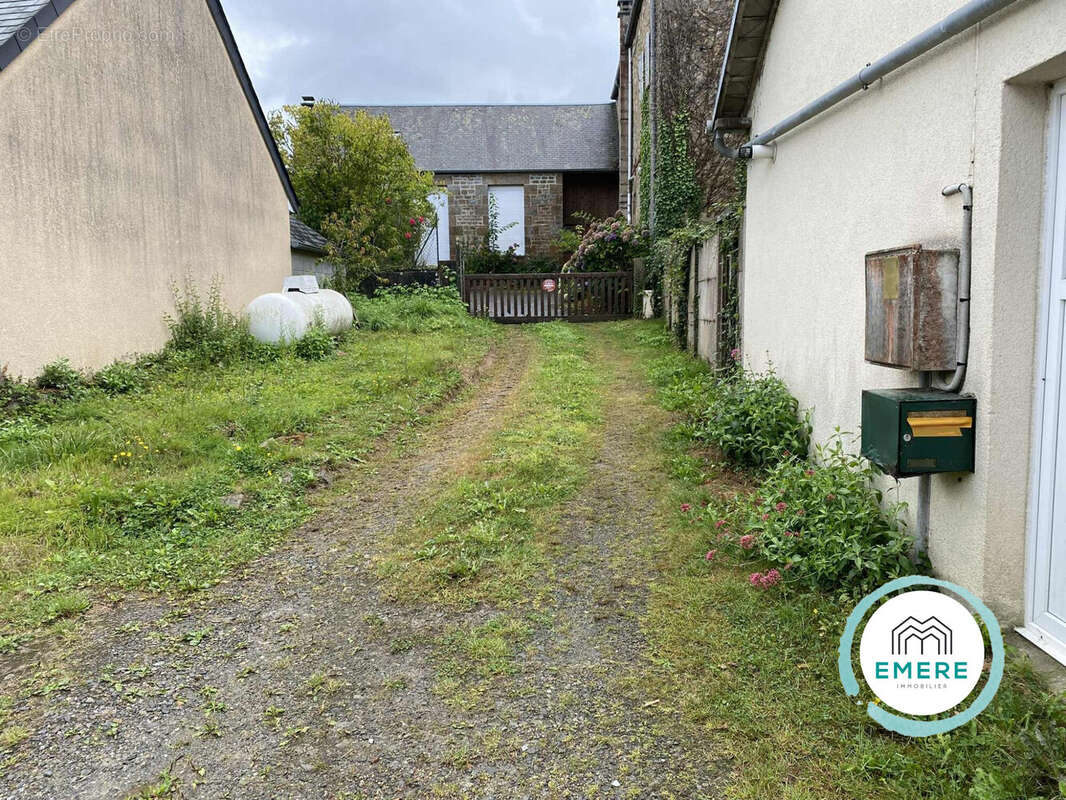 Maison à SAINT-GEORGES-DE-REINTEMBAULT