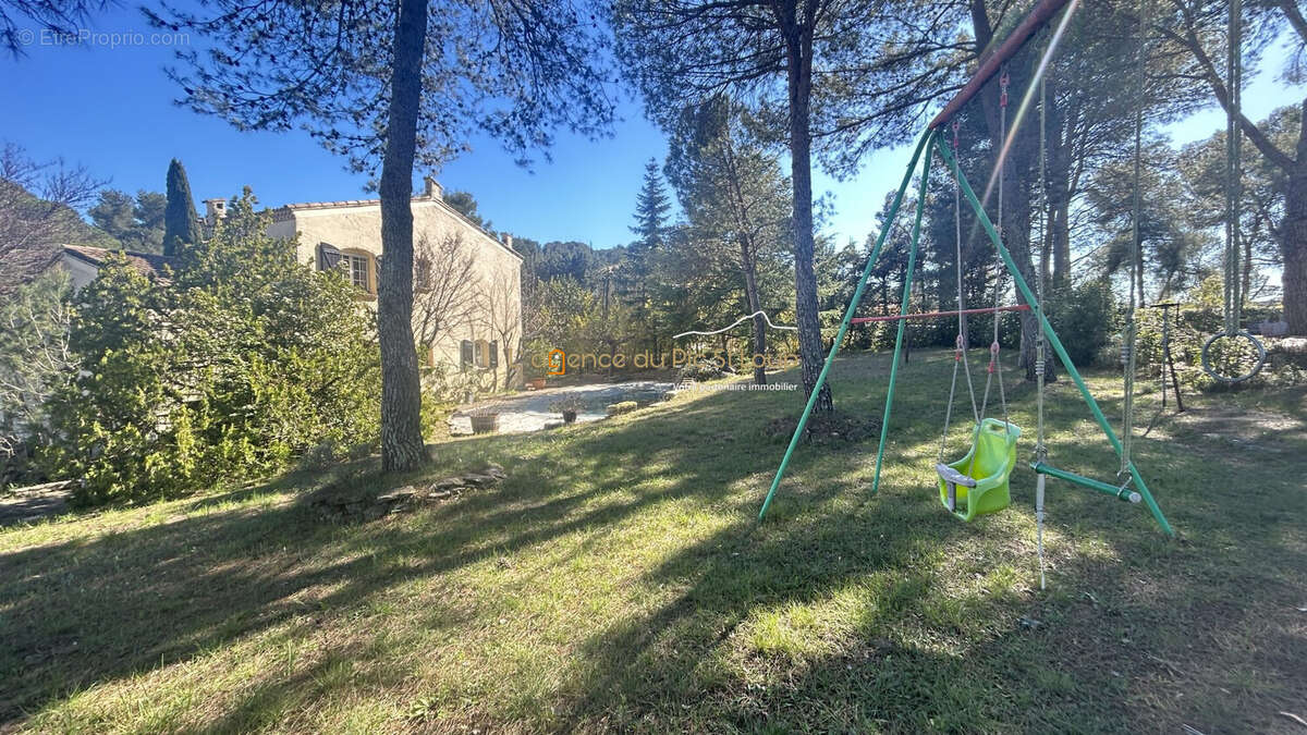 Maison à SAINT-CLEMENT-DE-RIVIERE