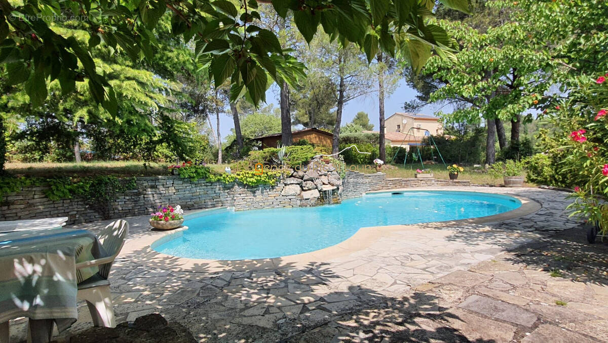 Maison à SAINT-CLEMENT-DE-RIVIERE