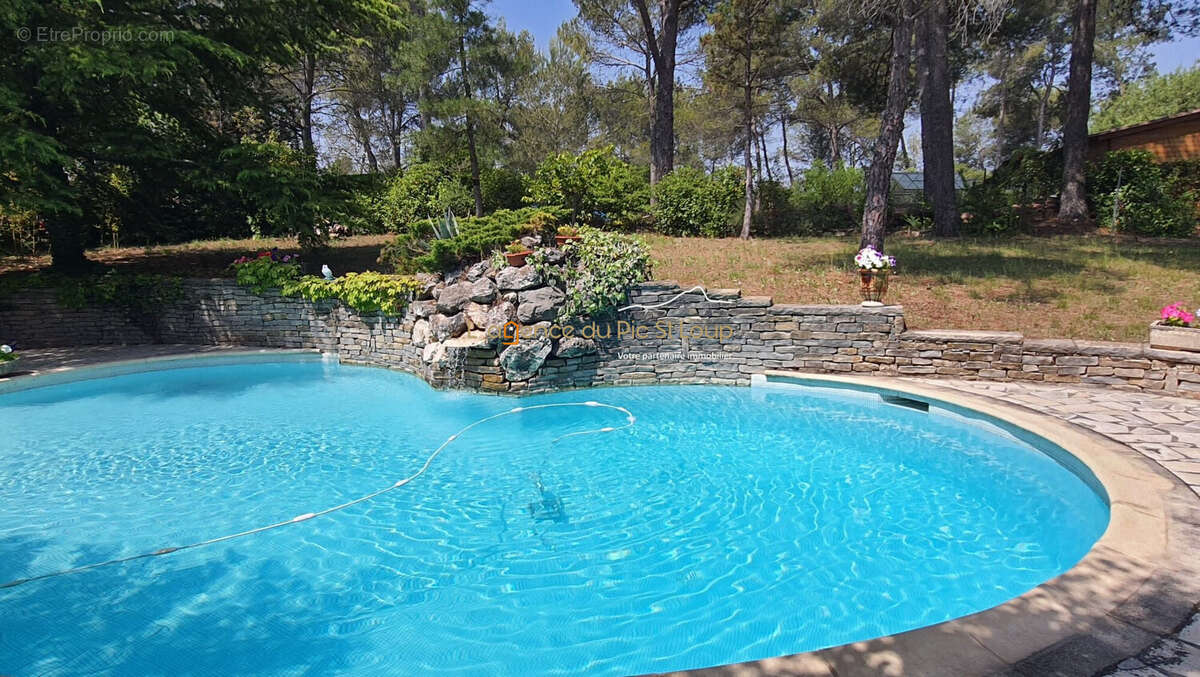 Maison à SAINT-CLEMENT-DE-RIVIERE