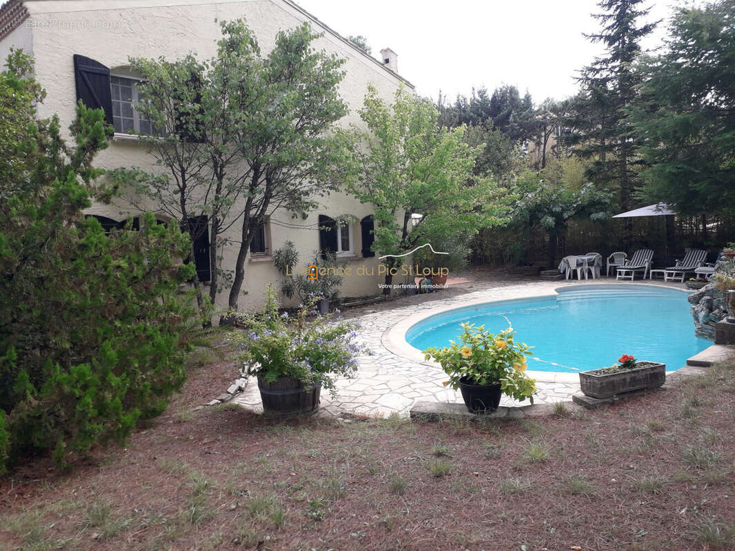 Maison à SAINT-CLEMENT-DE-RIVIERE