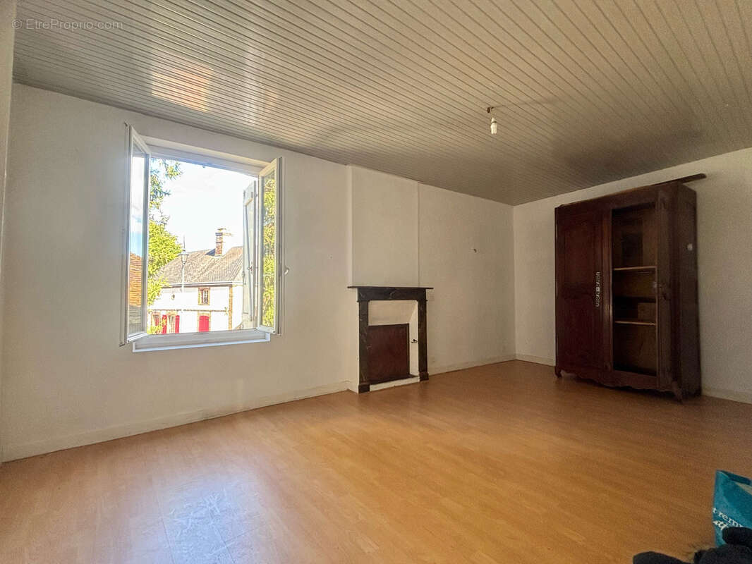 Maison à SAINT-VICTOR-DE-BUTHON