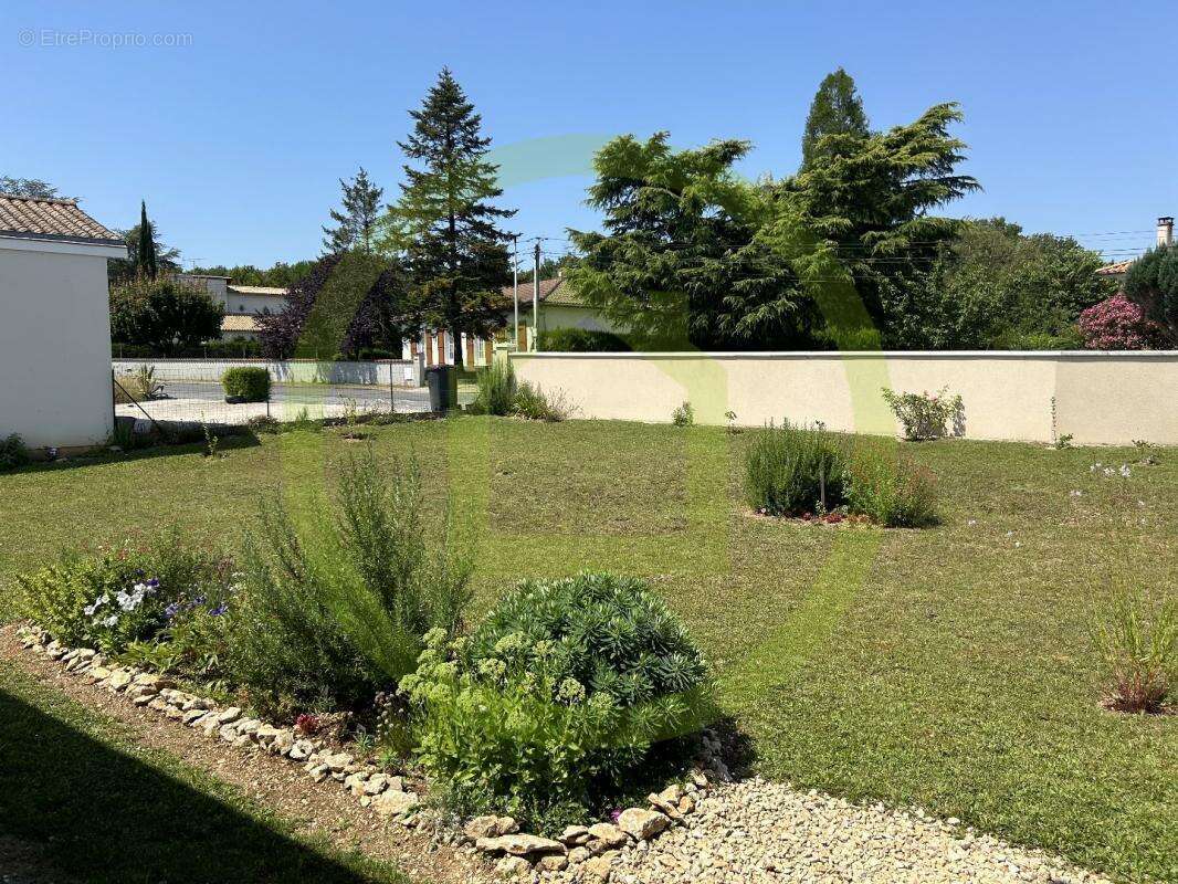 Maison à MAGNAC-SUR-TOUVRE