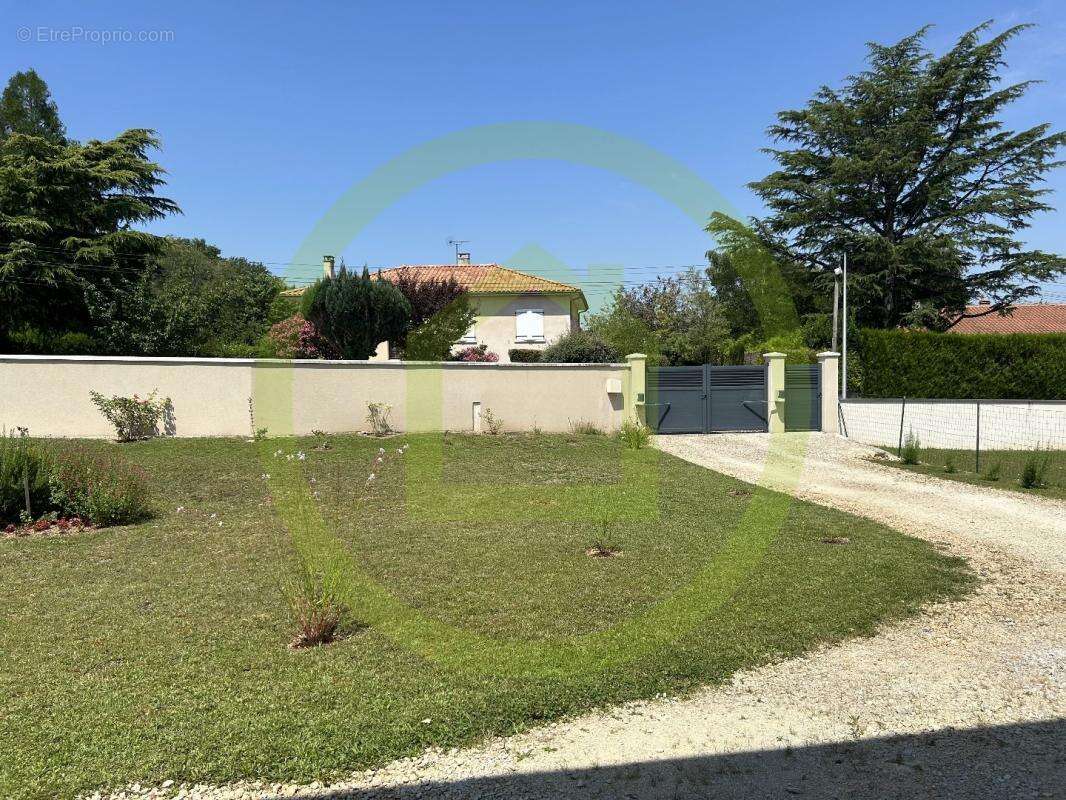 Maison à MAGNAC-SUR-TOUVRE