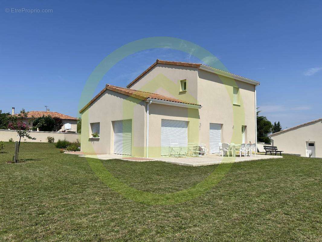 Maison à MAGNAC-SUR-TOUVRE