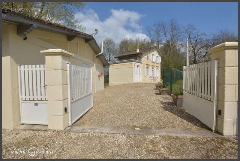 Maison à SAINT-MEDARD-DE-GUIZIERES