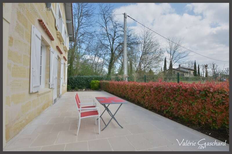 Maison à SAINT-MEDARD-DE-GUIZIERES