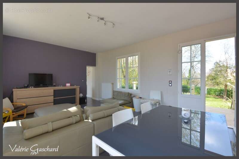 Maison à SAINT-MEDARD-DE-GUIZIERES