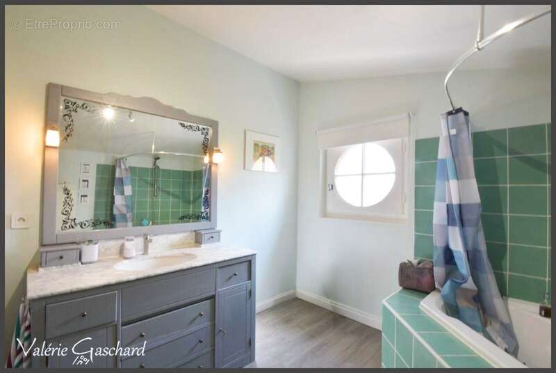 Maison à SAINT-MEDARD-DE-GUIZIERES