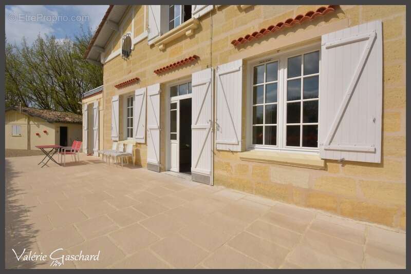 Maison à SAINT-MEDARD-DE-GUIZIERES