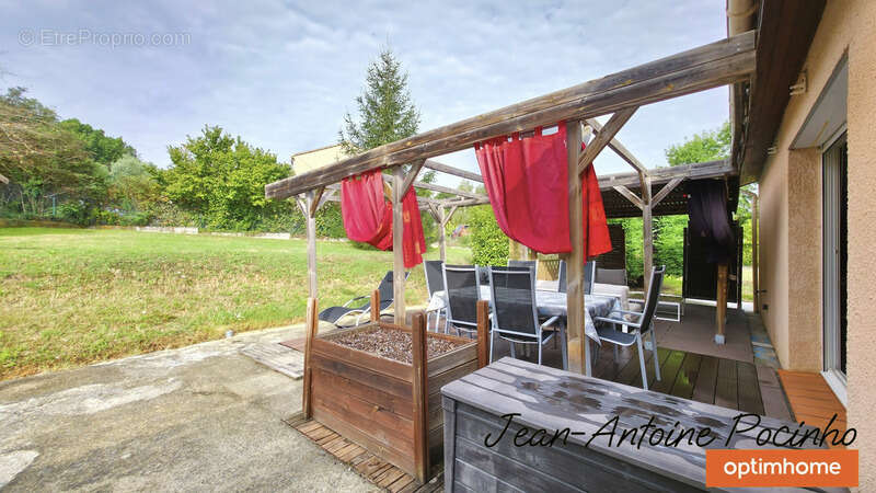 Maison à SAINTE-FOY-DE-PEYROLIERES